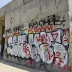 Monumento público em Brasília com pichações e danos por vandalismo