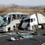 Acidente entre ônibus Real Expresso e caminhão na GO-010 em Goiás