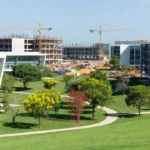 Campus da UnDF em Brasília com prédios vazios, simbolizando críticas por falta de vagas