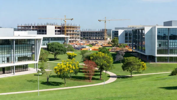 Campus da UnDF em Brasília com prédios vazios, simbolizando críticas por falta de vagas