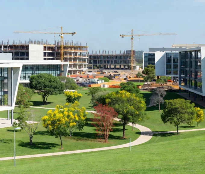 Campus da UnDF em Brasília com prédios vazios, simbolizando críticas por falta de vagas