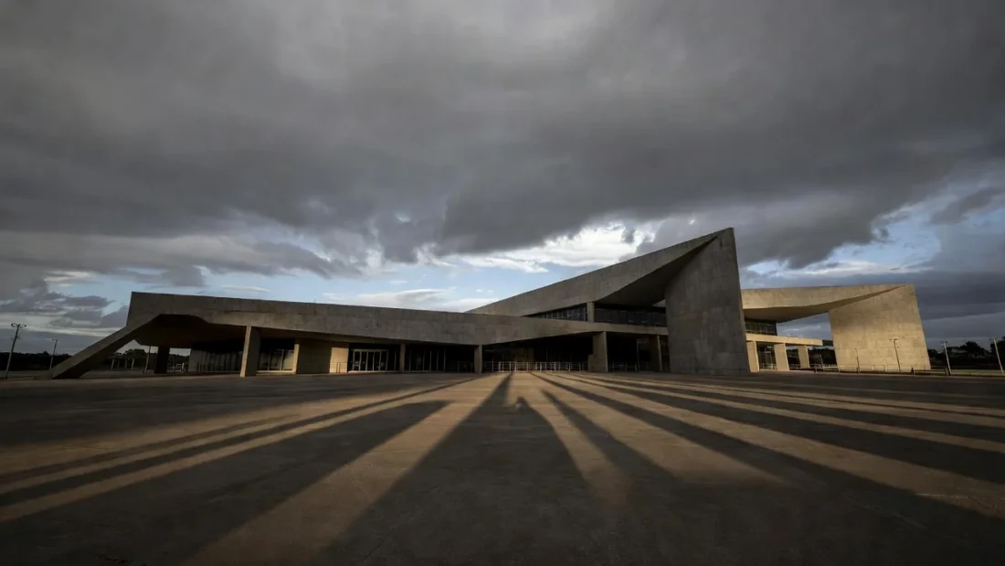 Plenário vazio da Câmara Legislativa do DF com documentos espalhados