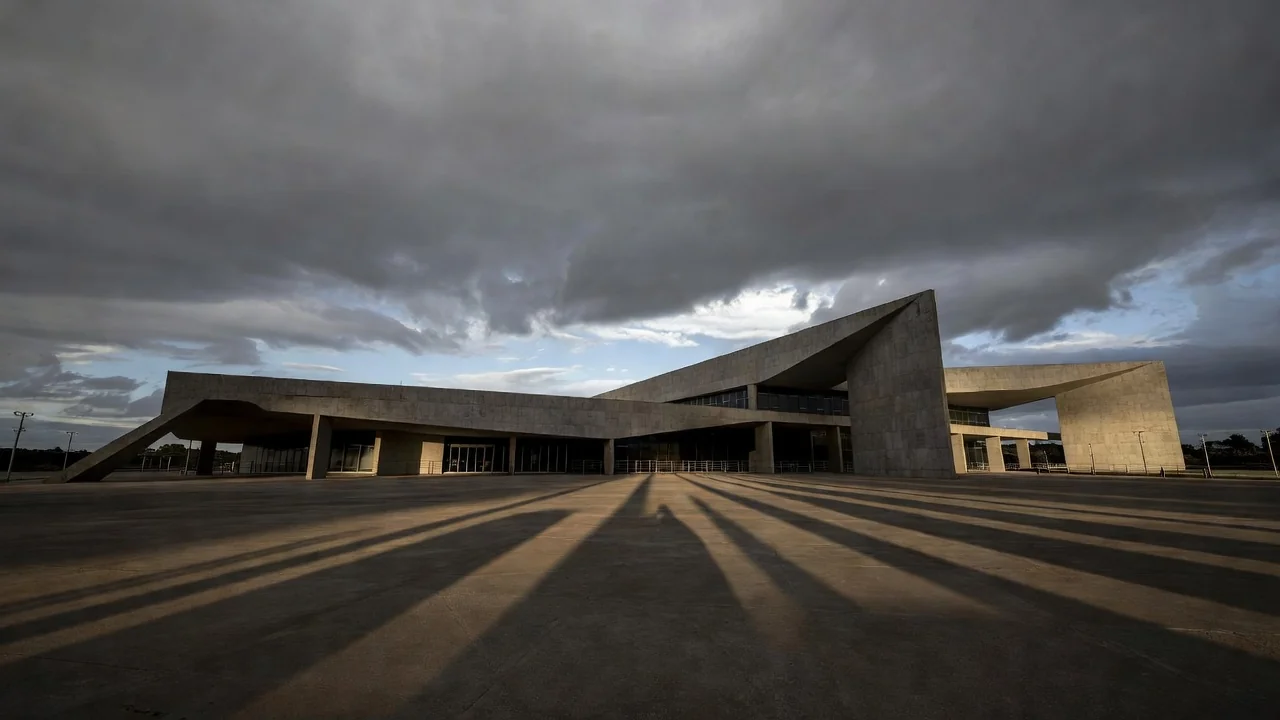 Plenário vazio da Câmara Legislativa do DF com documentos espalhados