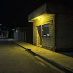 Bar em Ceilândia, DF, com mesas vazias, representando caso de agressão por seguranças