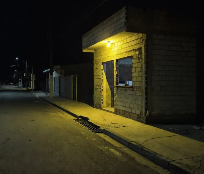 Bar em Ceilândia, DF, com mesas vazias, representando caso de agressão por seguranças