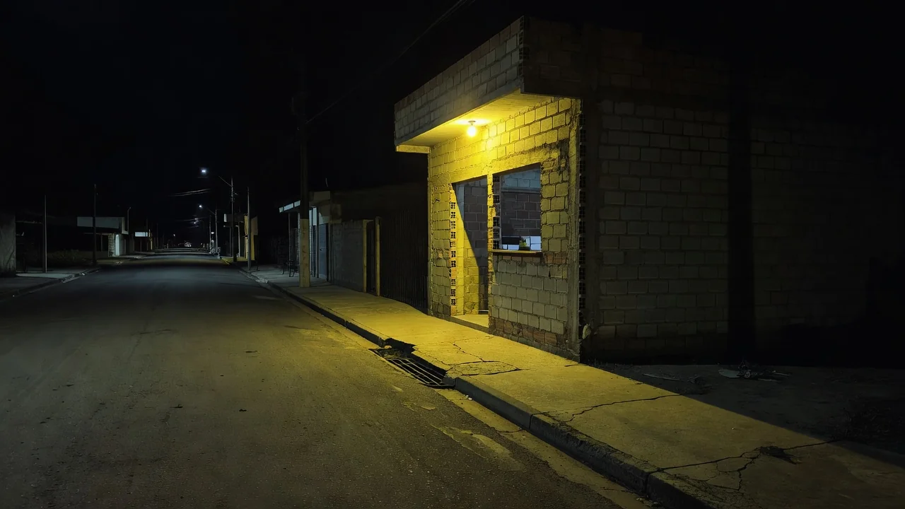 Bar em Ceilândia, DF, com mesas vazias, representando caso de agressão por seguranças