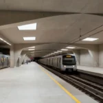 Estação do metrô de Brasília com trens, infraestrutura de transporte público
