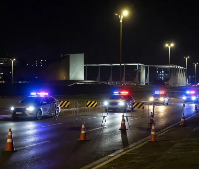 Blitz policial da PM no Distrito Federal com viaturas e barreiras
