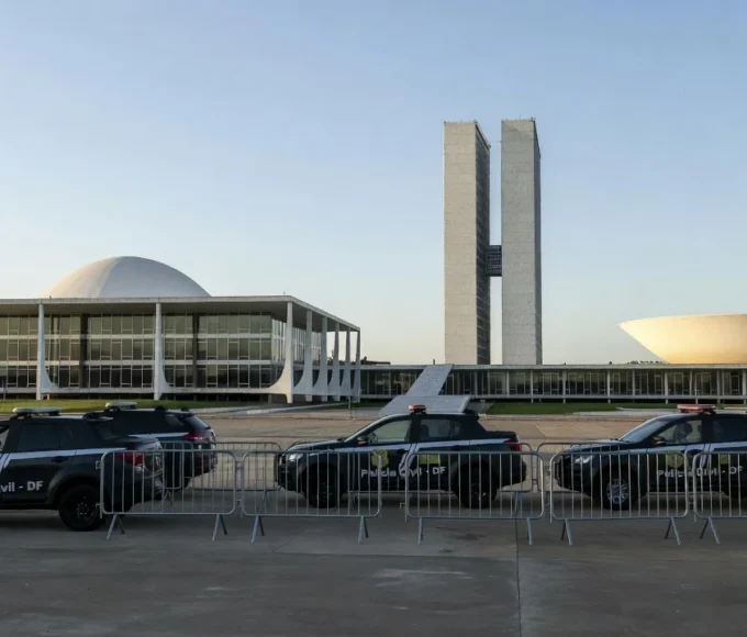 Viaturas da SSP-DF reforçando segurança na Praça dos Três Poderes em Brasília