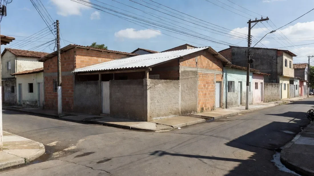 Centro comunitário em bairro popular brasileiro representando projetos sociais e direitos trabalhistas