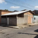 Centro comunitário em bairro popular brasileiro representando projetos sociais e direitos trabalhistas