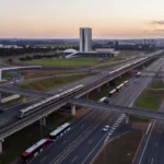Vista panorâmica de Brasília com foco em mobilidade urbana e transporte público