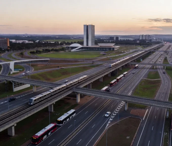 Vista panorâmica de Brasília com foco em mobilidade urbana e transporte público
