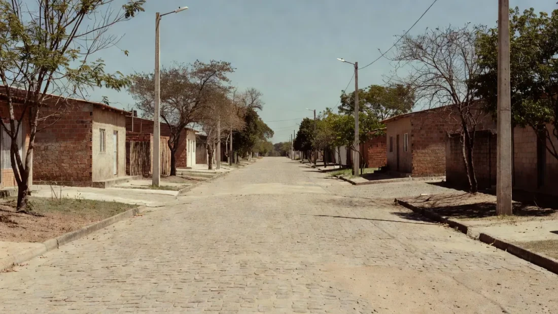 Rua residencial no Recanto das Emas, Brasília, local de investigação policial.