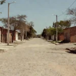 Rua residencial no Recanto das Emas, Brasília, local de investigação policial.