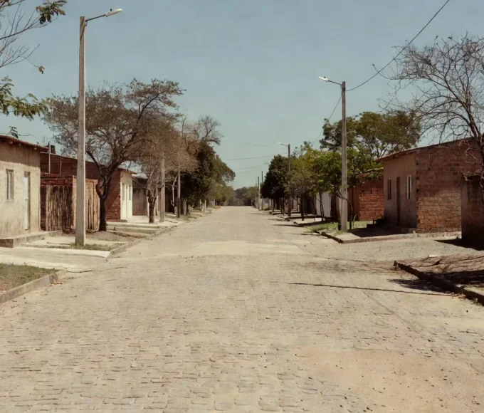 Rua residencial no Recanto das Emas, Brasília, local de investigação policial.