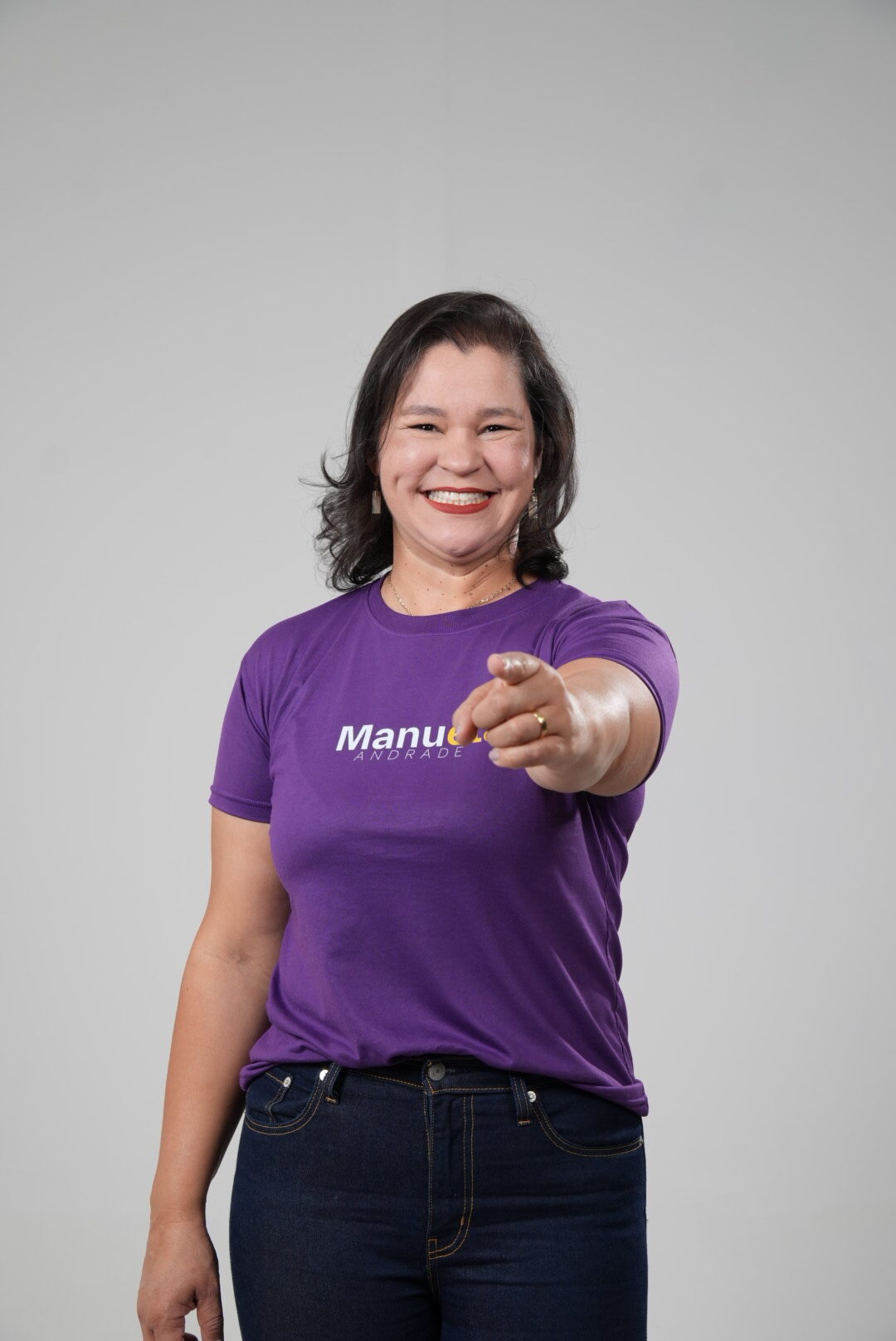 Manuela Andrade consolida favoritismo e avança nas pesquisas para a CLDF