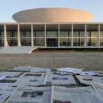 Fachada do STF em Brasília com documentos sobre decisão judicial e aborto